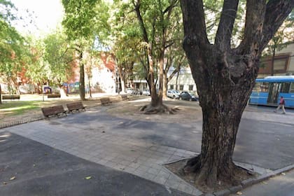 Plaza Bélgica, el espacio público donde concretaban los intercambios entre el subcomisario de la PFA y los familiares de detenidos