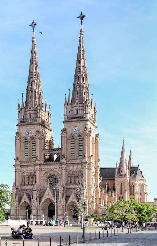 Plaza Belgrano y vista de la famosa Basílica.