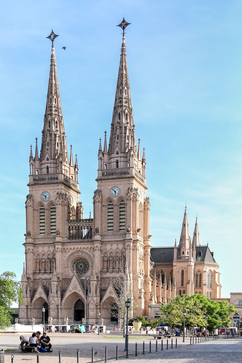 Plaza Belgrano y vista de la famosa Basílica.