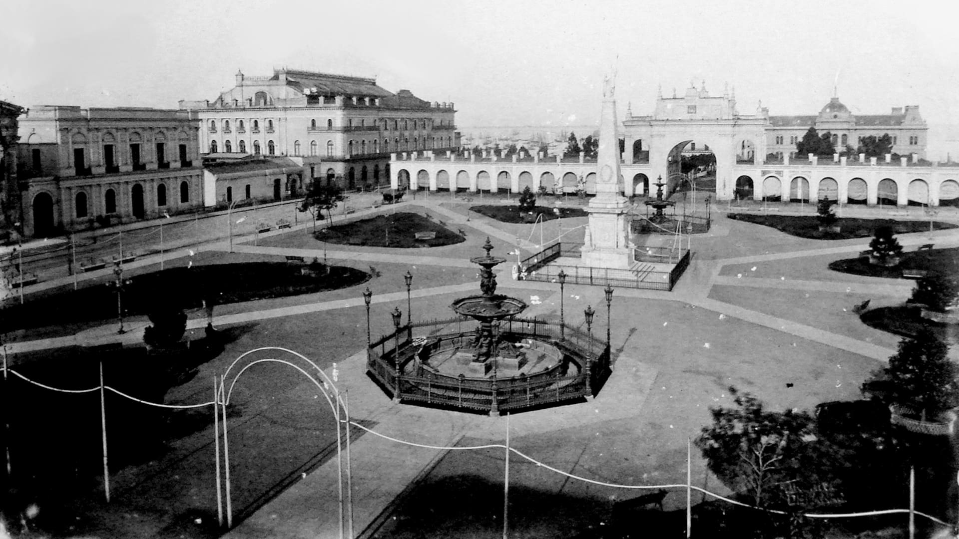 Plaza de la Victoria con la Recova. De fondo llega a verse una parte de lo que luego sería la Casa Rosada. Circa 1876.
