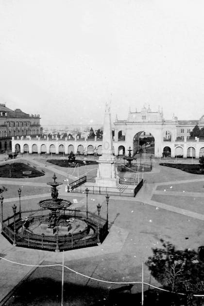 Plaza de la Victoria con la Recova. De fondo llega a verse una parte de lo que luego sería la Casa Rosada. Circa 1876.
