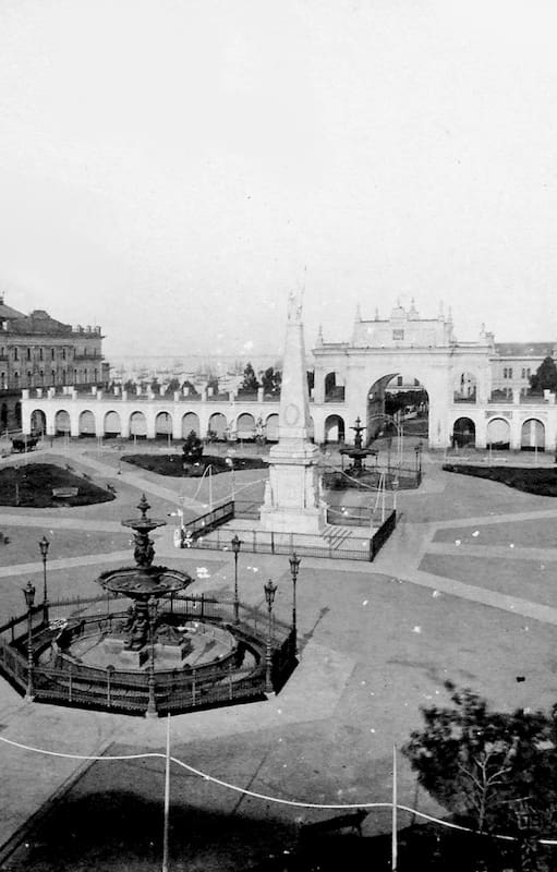 Plaza de la Victoria con la Recova. De fondo llega a verse una parte de lo que luego sería la Casa Rosada. Circa 1876.