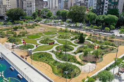 Plaza de los Vecinos en Manzana 66, ubicada en el corazón de Balvanera. El área interior está elevada 1,5 metros y se accede mediante amplias rampas y escaleras. Ahí se privilegia el verde