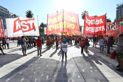 Plaza de Mayo. Marcha de grupos de izquierda contra el acuerdo con el FMI.