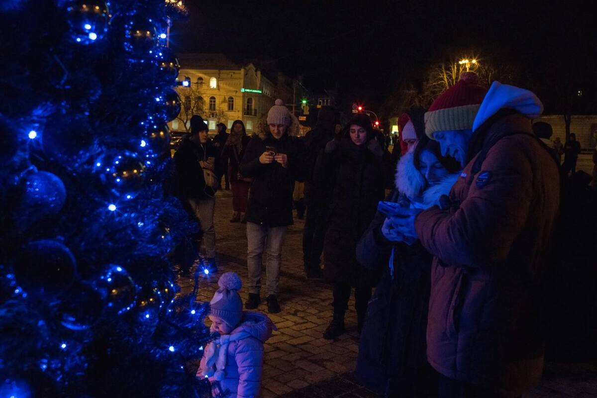 Plaza de Sofía en Kiev, que sufre cortes de electricidad. "La guerra es horrible, pero no debemos dejar a nuestros hijos sin vacaciones", dijo un estudiante universitario.