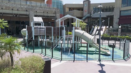 Plaza en la terraza, parque aéreo y cancha de fútbol en el Tortugas Open Mall