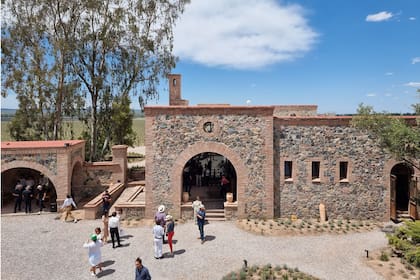 Plaza seca en torno a la cual se levantan los edificios del restaurante Angélica - Cocina Maestra