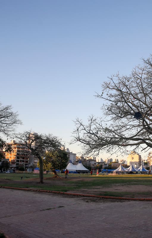 Plaza Vuelta de Obligado, en Pichincha esquina Garay