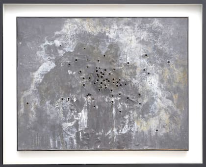 Plomo sobre plomo, con orificios de bala que recuerdan a los buchi de Lucio Fontana