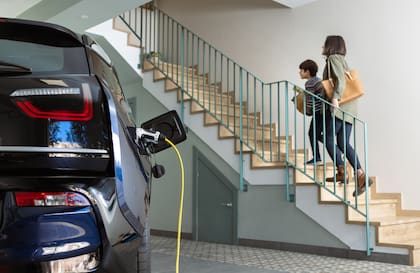 Las baterías de los EV o PHEV pueden recargarse en el hogar