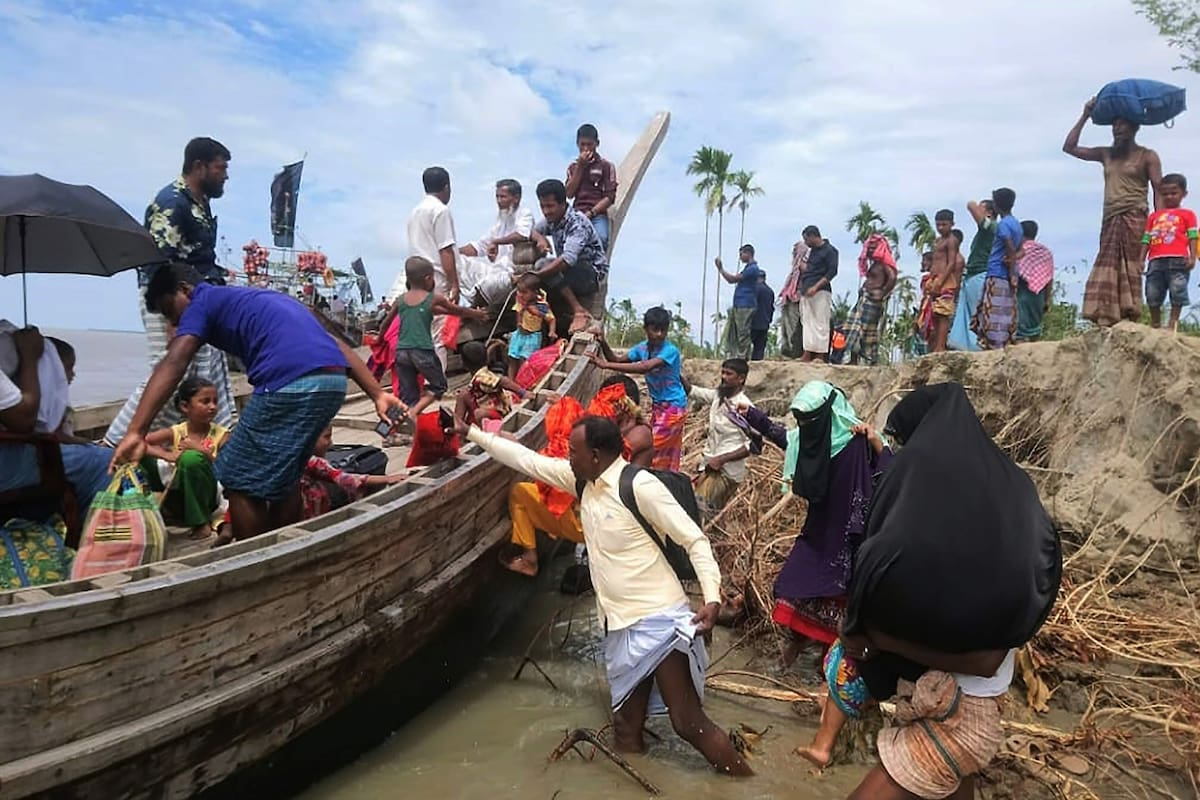 Pobladores de la isla Bhola son trasladados a tierra en Bangladesh