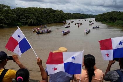 Pobladores realizan marcha acuática para oponerse a embalse que el Canal de Panamá quiere construir