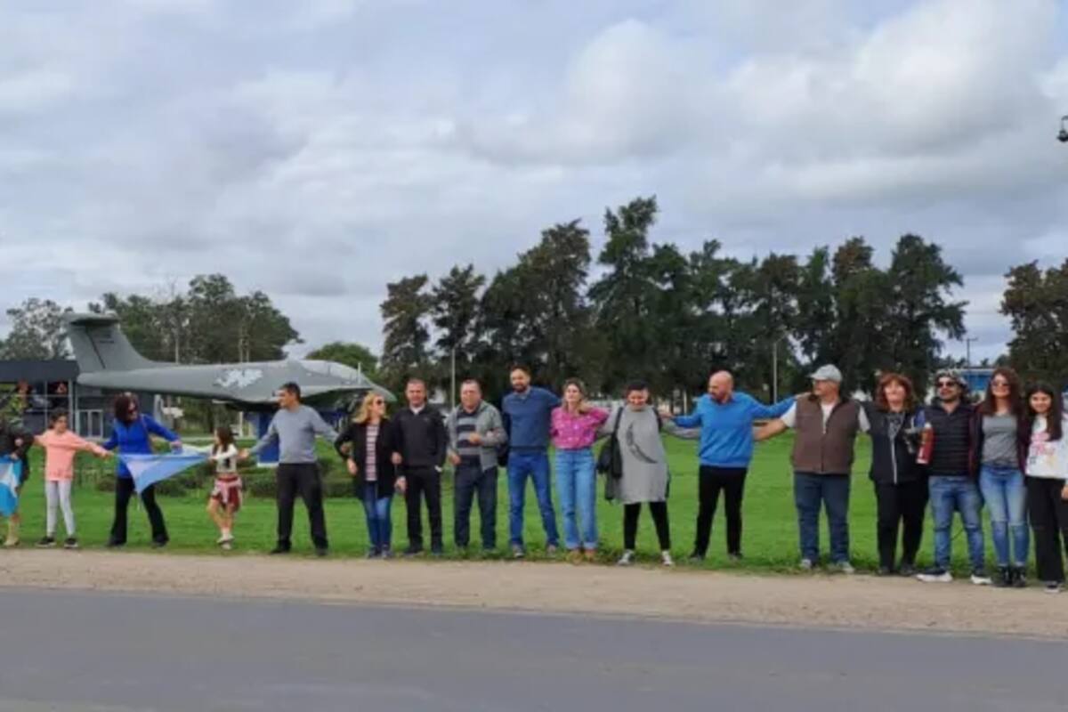 Pobladores santafecinos entre las ciudades de San Justo y Reconquista abrazaron simbólicamente la ruta nacional 11 para pedir su reparación