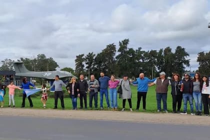 Pobladores santafecinos entre las ciudades de San Justo y Reconquista abrazaron simbólicamente la ruta nacional 11 para pedir su reparación