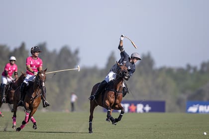 Pobre bocha: Jerónimo Del Carril, el back de La Ensenada, le aplicará un fortísimo backhander de revés en el 14-7 sobre Alegría, en Pilar.