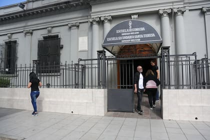 Poca fila en el ingreso a la escuela Santa Teresa