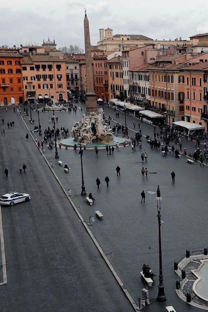 Poca gente en la Piazza Navona, que generalmente estaría llena de turistas, en Roma, Italia, el 2 de marzo de 2020.