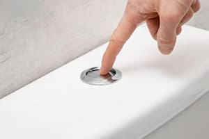 Pocas personas conocen el peligro que implica tirar la cadena de manera inadecuada. (Canva)