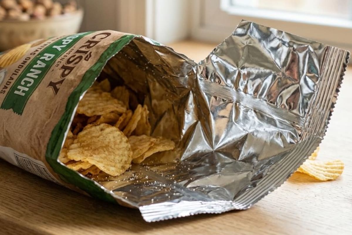 Pocas personas conocen la razón por la que los paquetes de snacks son metalizados en su interior
