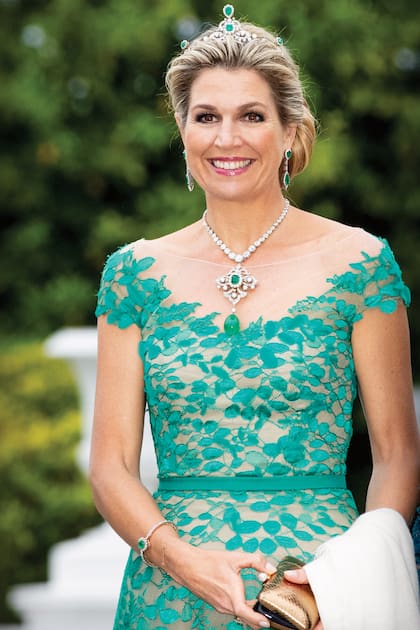 Pocas reinas saben sacar mejor partido a sus joyeros reales que Máxima, que es experta, además, en “hablar” a través de sus looks. En 2019, durante una visita oficial a Irlanda, le hizo un guiño a la llamada isla Esmeralda, acompañando su vestido de gala verde de Jan Taminiau con la tiara de esmeraldas que se elaboró para la reina Guillermina en 1986 y que es parte de una parure que incluye los pendientes y el collar que usó, a la que le sumó un broche y, además, le colgó el denominado “Huevo esmeralda”.
