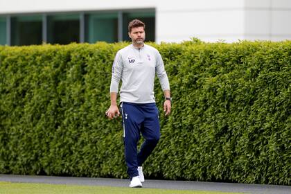 Pochettino camina por el centro de entrenamiento de Tottenham, en las afueras de Londres.