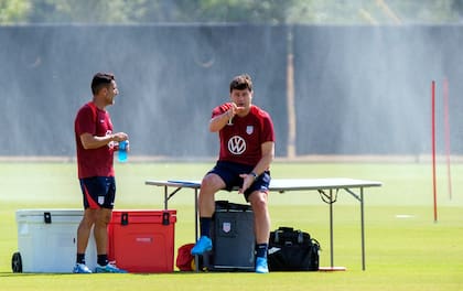 Pochettino con amigo y su mano derecha, el español Jesús Pérez; "Será algo importantísimo si podemos llevar a algunos de nuestros jugadores al top 50", cuenta Mauricio y traza objetivos ambiciosos