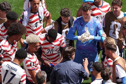 Pochettino da instrucciones durante una pausa de hidratación en Seattle; por ahora, sus dirigidos le responden con lucimiento.