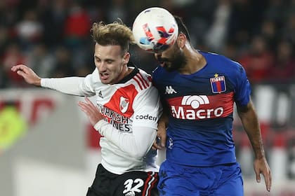 Pochettino disputa la pelota con un rival