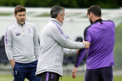 Pochettino observa, mientras un asistente le da una indicación a Hugo Lloris, capitán de Tottenham.