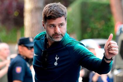 Pochettino saluda, en la llegada de Tottenham a Madrid.