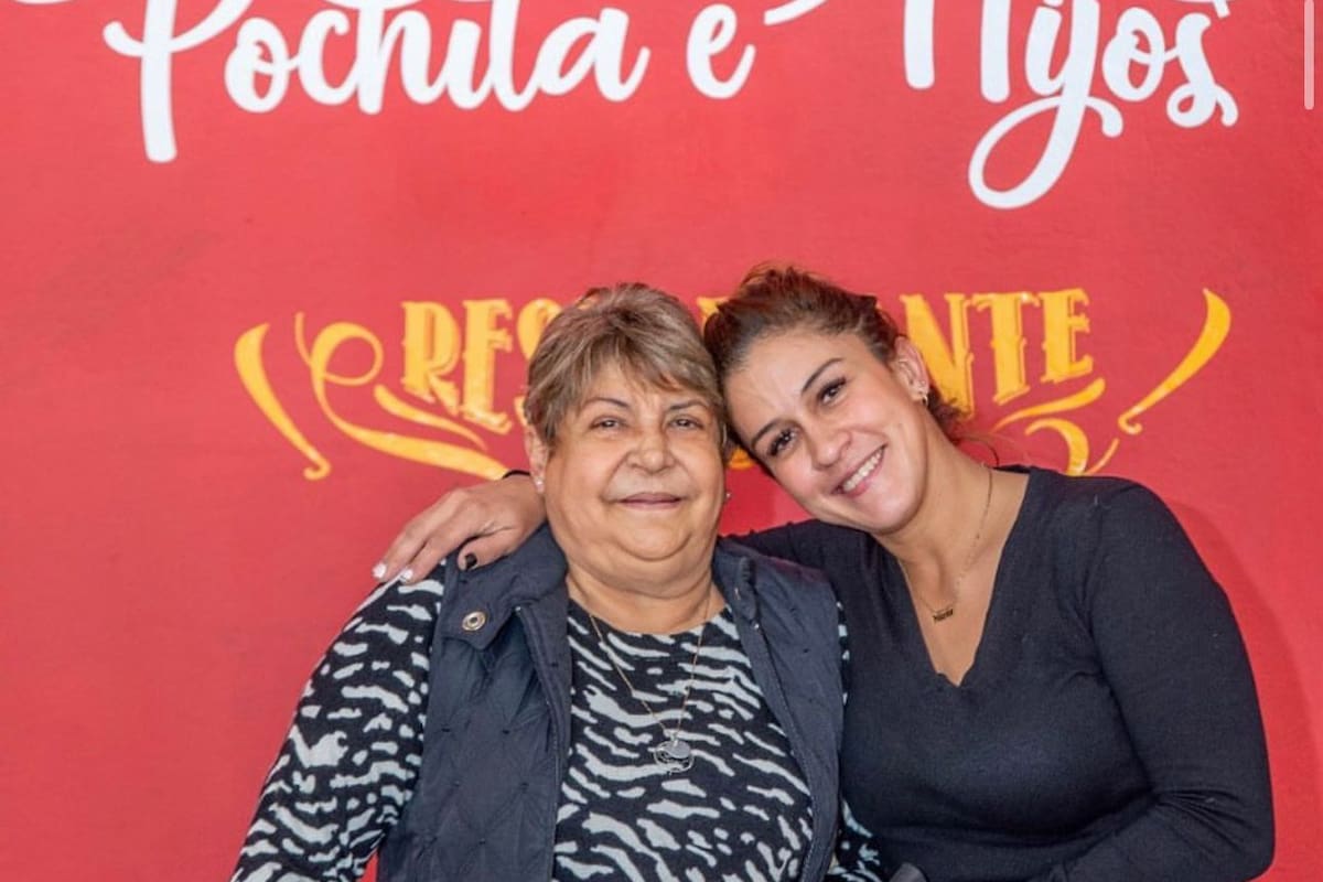 "Pochita" y Marité, su hija chef. Marcos, el otro hijo que trabaja en el comedor, le escapa a las fotos.
