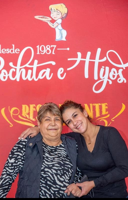 "Pochita" y Marité, su hija chef. Marcos, el otro hijo que trabaja en el comedor, le escapa a las fotos.