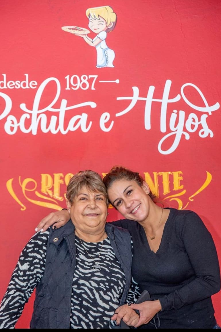 "Pochita" y Marité, su hija chef. Marcos, el otro hijo que trabaja en el comedor, le escapa a las fotos.