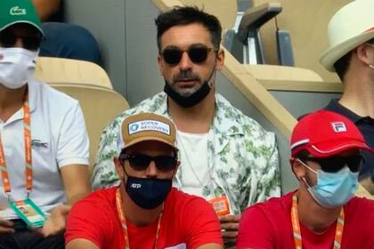 Pocho Lavezzi, detrás de Juan Ignacio Chela, en la tribuna de Roland Garros