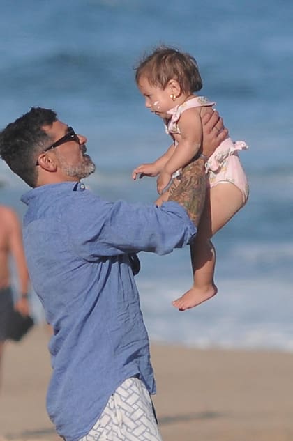 Pocho y los juegos con su sobrina Lola a orillas del mar.