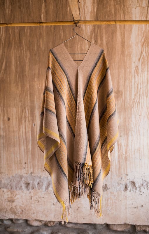 Poco a poco, los ponchos salteños se han modernizado y tomado tonos y diseños más actuales. Aquí, un ejemplo, con toques en amarillo, obra de Kelly Pastrana.