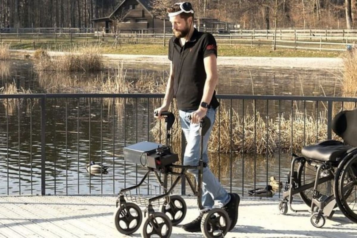 Poco después de la inserción de los implantes, Gert-Jan pudo pararse y caminar