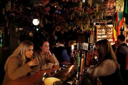 Poco distanciamiento social en un pub de Londres