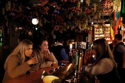 Poco distanciamiento social en un pub de Londres