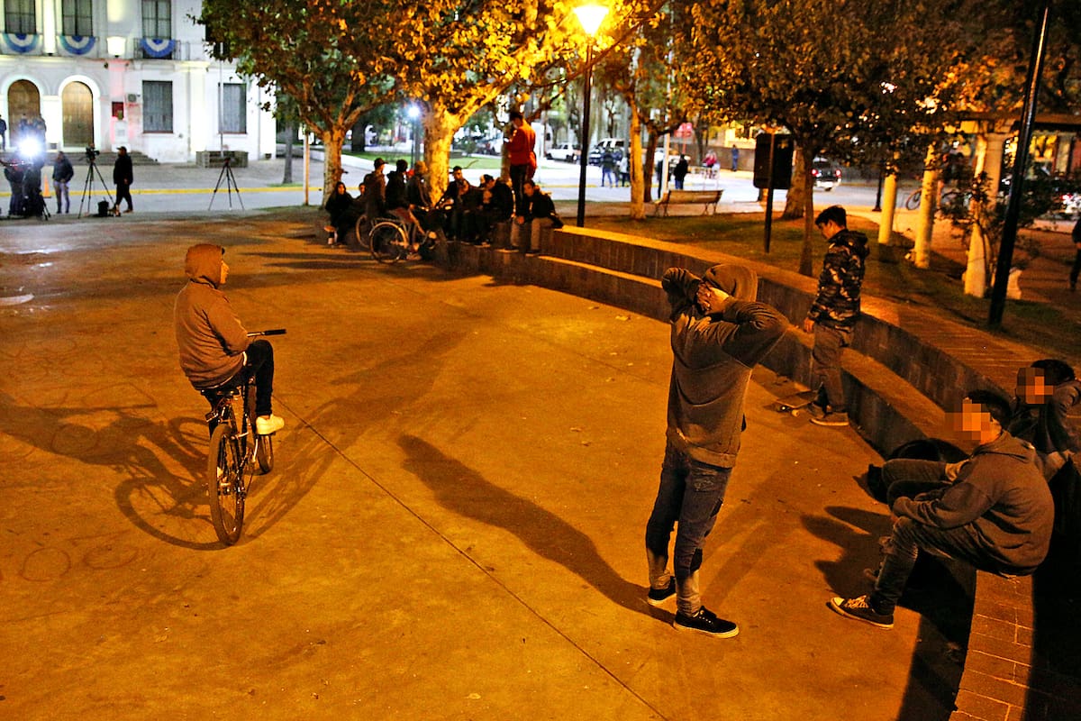 Pocos adolescentes se acercaron anoche a la plaza central en San Miguel del Monte