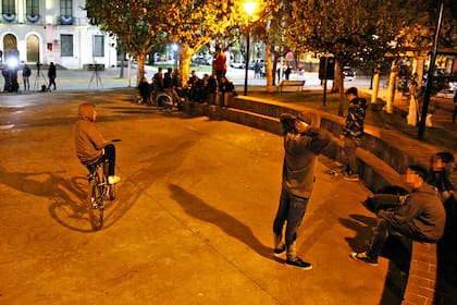 Pocos adolescentes se acercaron anoche a la plaza central en San Miguel del Monte
