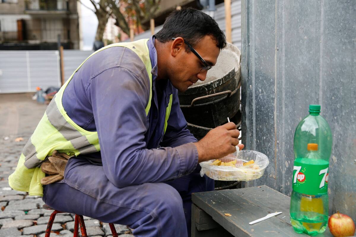 Pocos años atrás, los obreros lo preparaban tres veces por semana; hoy, solo lo hacen una vez; los costos y la prohibición de encender fuego en la vía pública, entre las causas