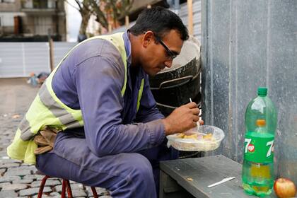 Pocos años atrás, los obreros lo preparaban tres veces por semana; hoy, solo lo hacen una vez; los costos y la prohibición de encender fuego en la vía pública, entre las causas