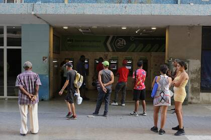Pocos cajeros entregan pesos cubanos en La Habana