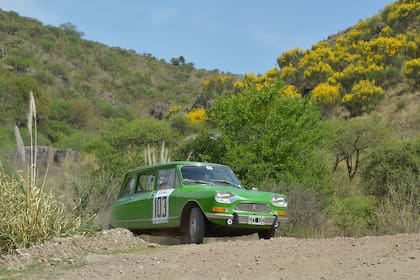 Pocos coches tan simpáticos como un Citroën Ami 8; éste de 1980, con Sandro e Ignacio Escudero, se abre paso los exigentes caminos de ripio de El Durazno.