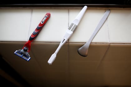 Pocos elementos en el baño de Katsuya Toyoda