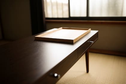 Pocos muebles en el living de Katsuya Toyoda