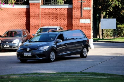 Pocos vehículos ingresan al cementerio de La Chacarita