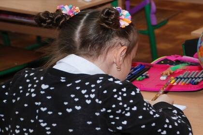 Poder anticiparles con conversaciones en casa o con videos que envíen los docentes a sus grupos de estudiantes donde les muestren la escuela, los preparativos, y los protocolos, son maneras muy concretas de anticiparles a los chicos el escenario con el que se van a encontrar", plantea Mariana d