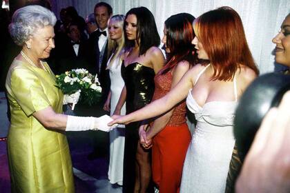 PODER FEMENINO. En el Royal Variety Performance de 1997, la Reina se encontró con la “realeza del pop”, las Spice Girls. Más tarde Geri Halliwell, una de sus integrantes, dijo: “Observando a Su Majestad… me ha enseñado mucho sobre cómo quiero navegar en mi pequeño mundo”.